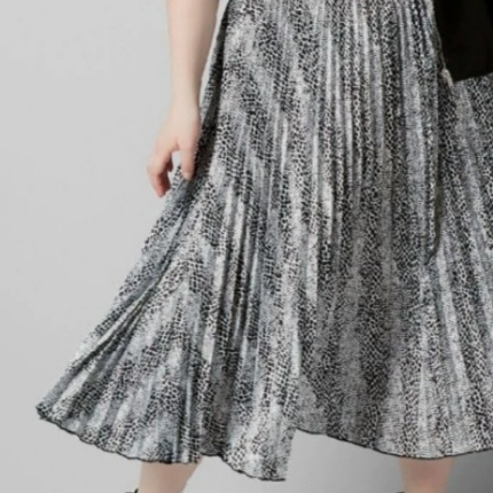 Lane Bryant accordion size 14/16 midi skirt in black and white. - Picture 8 of 8